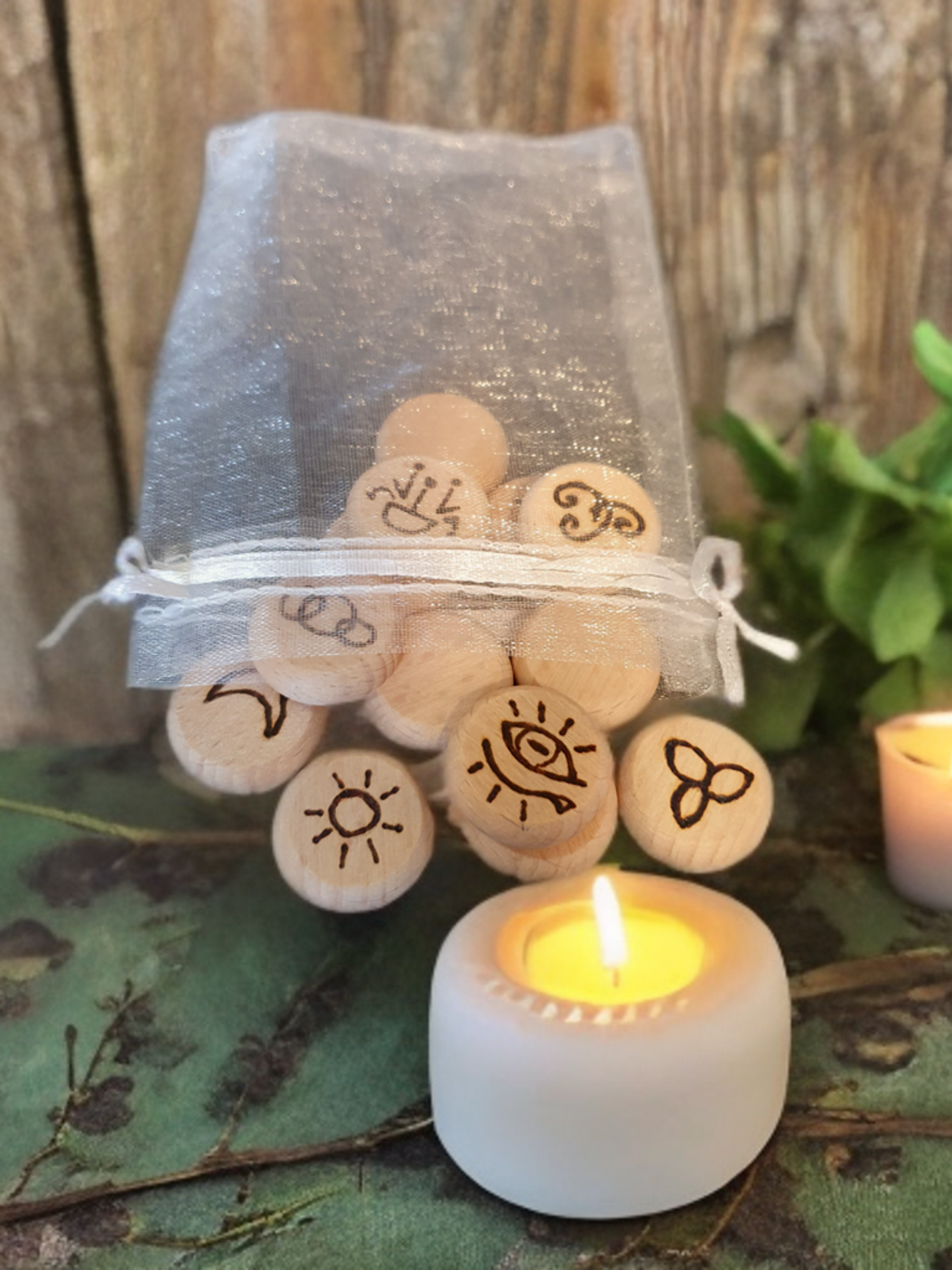 Hexenrunen aus Buchenholz – 13 handgebrannte Runen | Wicca, Orakel, energetisiert & geweiht